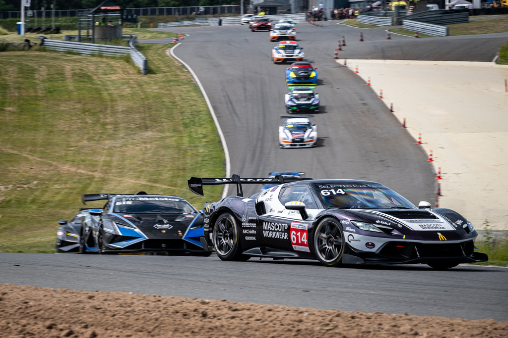 Søndagens løb i MHO Danish Endurance Championship bød på en dyst mellem DC Motorsports Ferrari 296 (#614) og Birk Motorsports Lamborghini Hurracan (#615)
(Foto: Grippo)